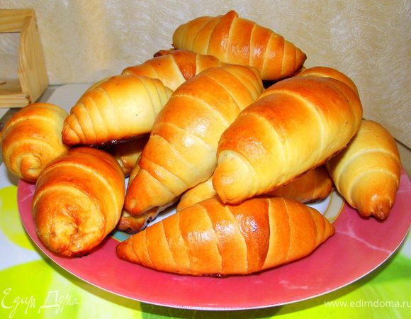 Если осталась желтковая смесь сверху ещё раз смазать круассанчики. Выпекать при температуре 180 °С 20 минут до золотистого цвета.
Всё круассаны готовы!