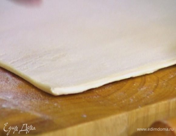 Рабочую поверхность присыпать мукой и раскатать пласты теста до толщины 3−5 мм.