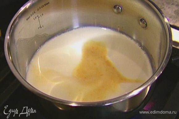 Молоко с ванилью довести до кипения.