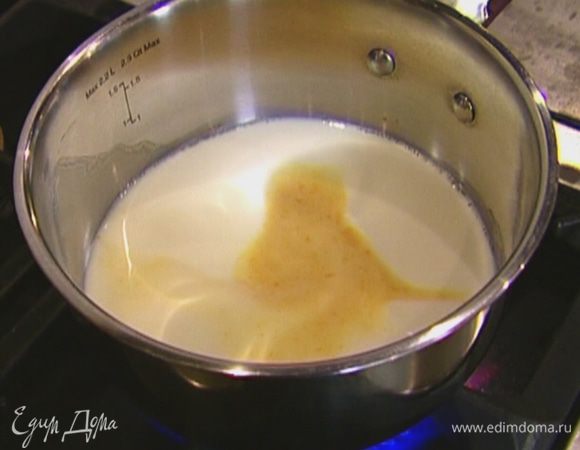 Молоко с ванилью довести до кипения.