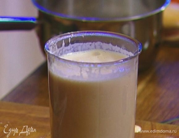 Яйцо и желтки соединить с сахаром и взбить миксером в пышную массу. Когда масса значительно посветлеет, добавить крахмал и взбить все вместе. Продолжая взбивать на небольшой скорости, тонкой струйкой влить молоко с ванилью и взбивать еще пару минут.