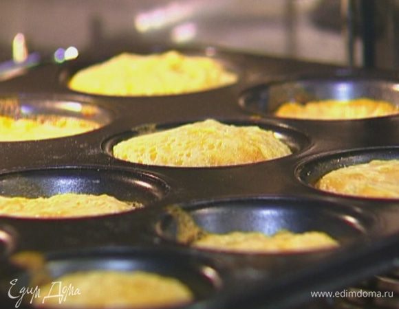 Наполнить тарталетки молочным кремом и отправить в духовку еще на 10−12 минут.