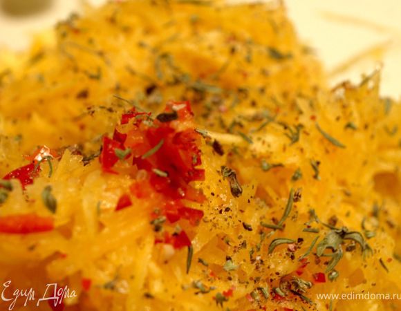 Тыкву смешиваем с чили, желтком. Приправляем солью, перцем, мускатным орехом, тимьяном. Перемешиваем.