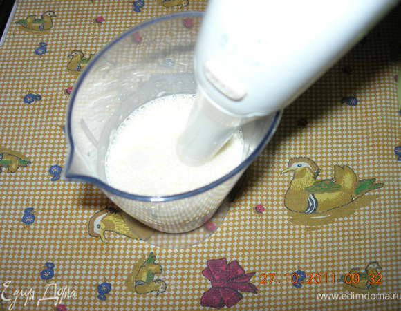 Разогреть духовку до 200 градусов. Молоко, муку, яйцо, соль взбить в блендере.