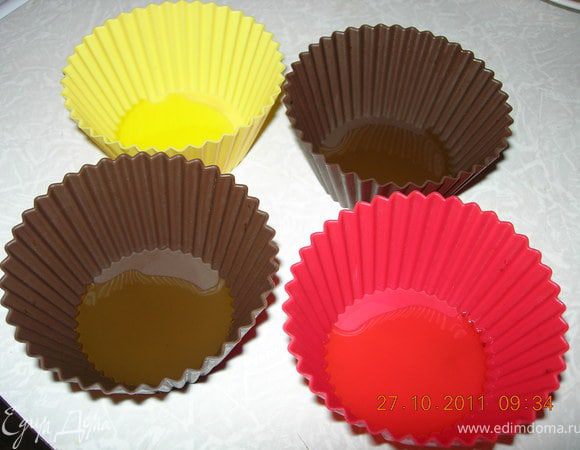 На дно формочек для кексов налить немного оливкового масла