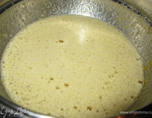 Яйца взбить со 100гр. сахара, добавить 70гр. теплого сливочного масла и сметану.