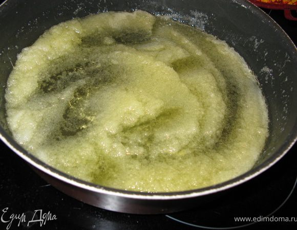 Оставшееся масло растопить в круглой форме, всыпать оставшийся сахар и, помешивая, держать на плите 3 мин.