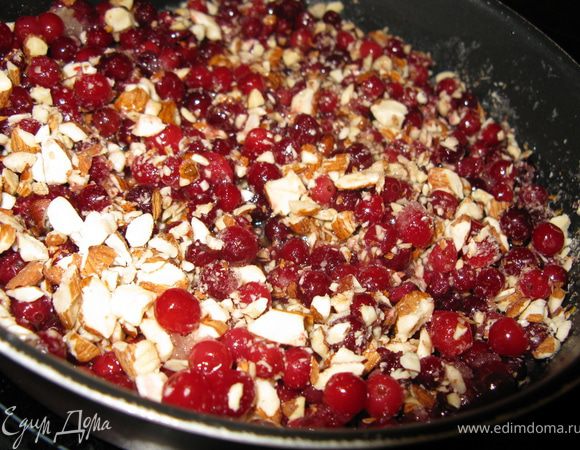 Добавит клюкву и орешки, снять с плиты.
