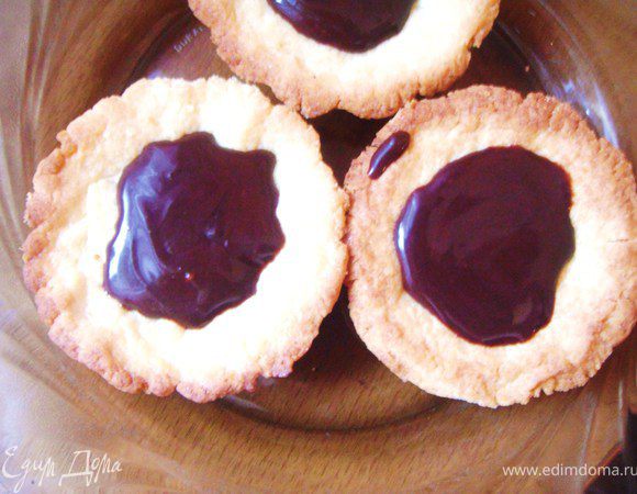 Наполнить каждую корзиночку небольшим количеством шоколадного соуса или джема.