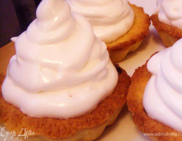 Украсить можно как это делали раньше - разноцветными цветочками из масляного крема, но на мой взгляд лучше тертый шоколад или миндальные лепестки. Угощайтесь))