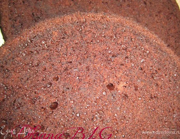 Приготовить бисквит по рецепту http://www.edimdoma.ru/recipes/31029 в форме 22-24 см. Охладить, разрезать на 3 коржа.