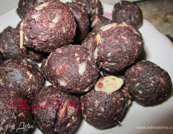 Из одного коржа сделать шарики. Измельчить его в крошку, добавить 50 гр. масла, 50 гр. миндальных хлопьев, цедру половинки лимона, 3-4 ст.л. сгущенного молока.