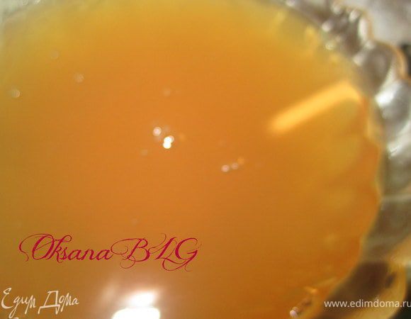 Желатин залить горячей водой.