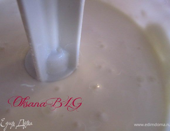 Сметану, творог, сахар взбить в блендере, добавить желатин взбить.