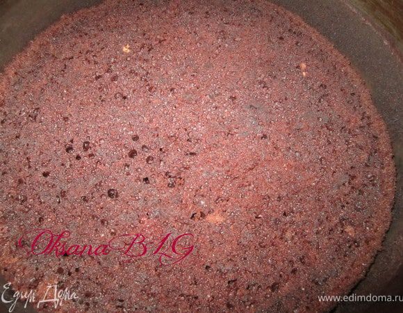 В разъемную форму положить один корж.