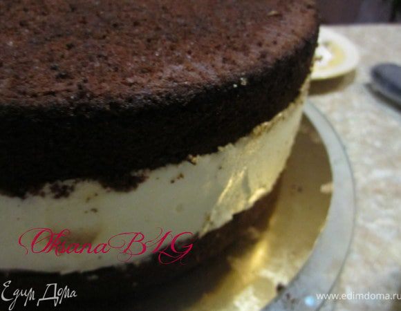 Накрыть вторым коржом. Немного придавить. Поставить в холодильник на 5-7 часов. После охлаждения перевернуть торт на блюдо.