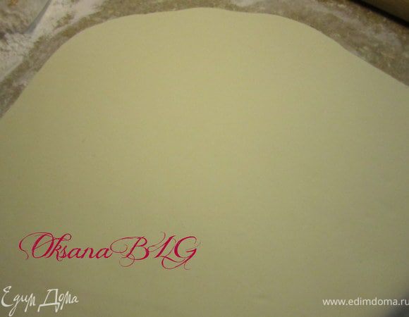 Раскатать белую мастику.