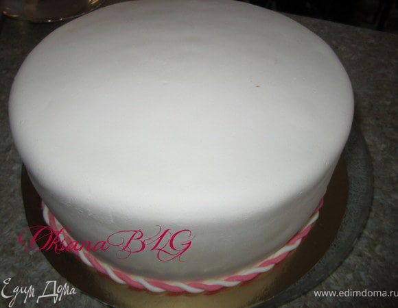 Прикрепить по низу торта.