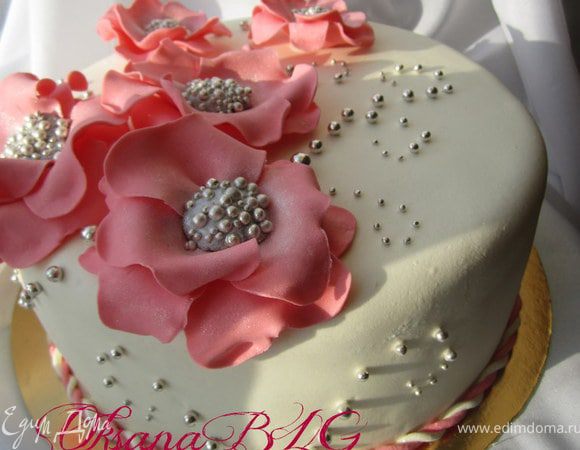 Украсить торт цветами по МК http://www.edimdoma.ru/recipes/31382 и серебряными бусинками.