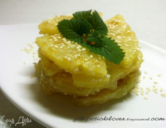 При подаче украсить листиками мяты и слегка присыпать кунжутом.