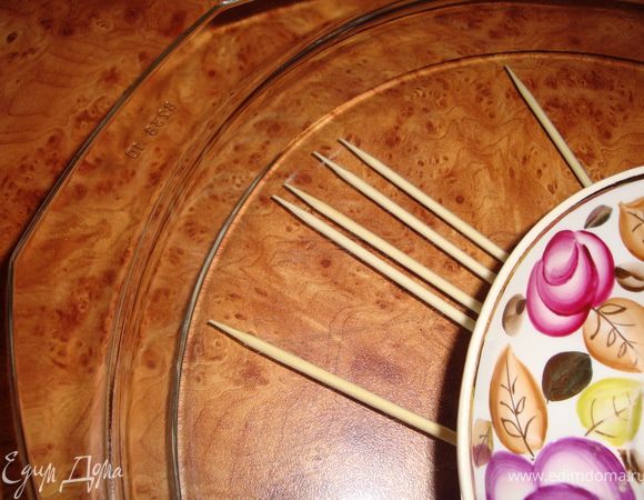 Замачиваем бамбуковые шпажки, чтобы они в процессе готовки не загорелись. Я их прижала тарелочкой, чтобы они не плавали.