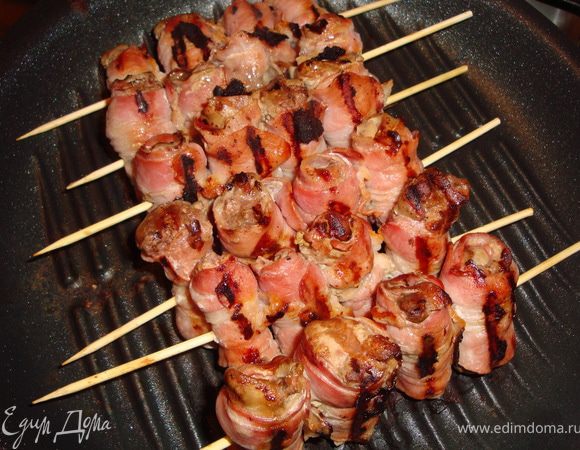 Разогреваем сковородку гриль и обжариваем шашлычки со всех сторон. Если сковородки гриль нет, можно обжарить на обычной сковороде без масла. Беконного жира достоточно.