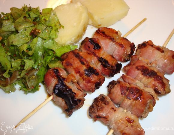 На гарнир к таким шашлычкам хорошо подойдут овощи-гриль с шампиньонами-гриль. Я же отварила картофель и сделала "Французский салат" по этому рецепту http://www.edimdoma.ru/recipes/2111. Приятного аппетита! 