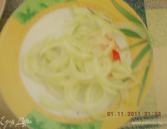 лук нарезать тонкими кольцами,можно заменить свежим огурцом