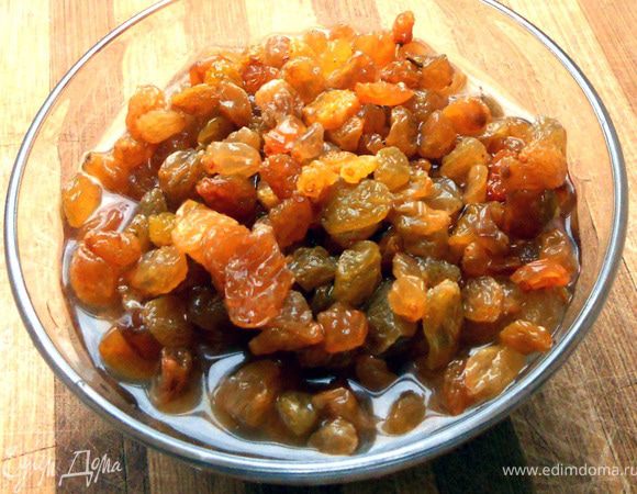 Изюм залить ромом (оставить 4-6 ст.л.) и оставить на час (несколько раз можно перемешать). После чего отжать излишки жидкости из изюма.