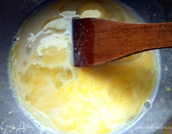 Добавить яйца.