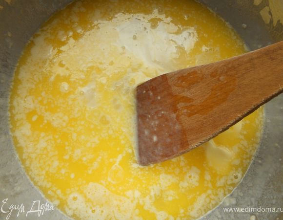 Растопленное сливочное масло.