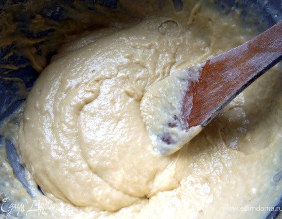 Замесить тесто, в меру густое и вязкое, примерно как на маффины ***с ложки стекать не должно, а так вальяжно и артистично сползать:)***. 