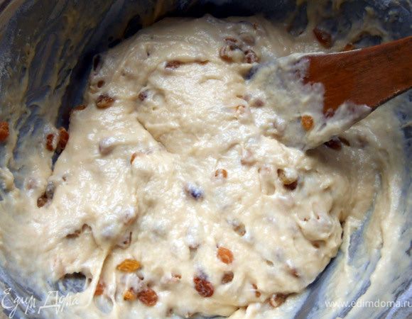 Добавить изюм, размешать. Оставить еще минут на 20-30. 