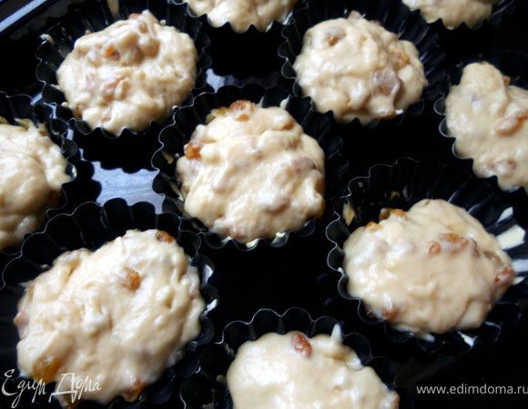 Формы смазать сливочным/растительным маслом, заполнить тестом ***заполнять, так же как и для маффинов, не на всю высоту, а где-то на 2/3, т.к. тесто хорошо поднимается***.