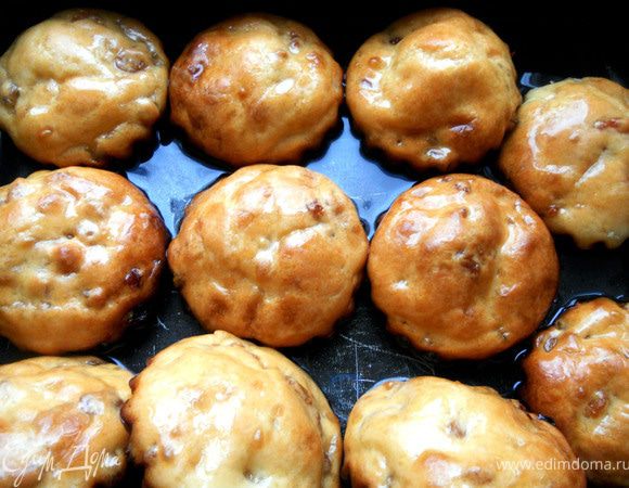 Сварить сироп из воды и сахара в соотношении примерно 1:1,5-2 (в данном случае из 1 чашки воды и прим. 2 чашек сахара), немного остудить и добавить весь оставшийся ром (здесь 5 ст.л., я бы еще плеснул), либо отложить 1-1,5 ст.л. для помадки. Переложить бабы в емкость для "замачивания":) и равномерно полить сиропом. Оставить как минимум на пару часов, время от времени можно переворачивать. При желании покрыть помадкой, смешав сахарную пудру с жидкостью (на 200 гр. примерно 2-3 ст.л.), в моем случае это былт ром и лимонный сок. И мегаромовые бабы готовы:)