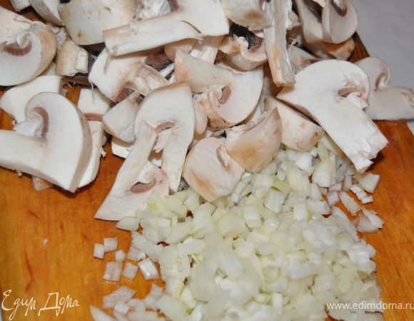 Лук и грибы помойте, почистите и нарежьте.