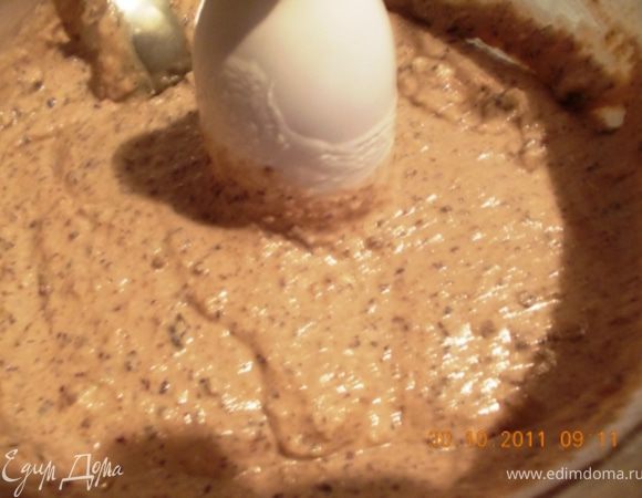 отдельно взбиваем яйца, а затем добавляем их в основную смесь и перемешиваем