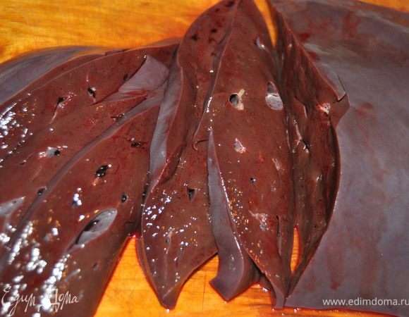 Печень нарежьте кусочками толщиной 1 см. В тарелке смешайте муку с солью. Нагрейте сковороду с маслом. Каждый кусочек печенки обваляйте в муке и жарьте на сковороде по 2 минуты с каждой стороны.