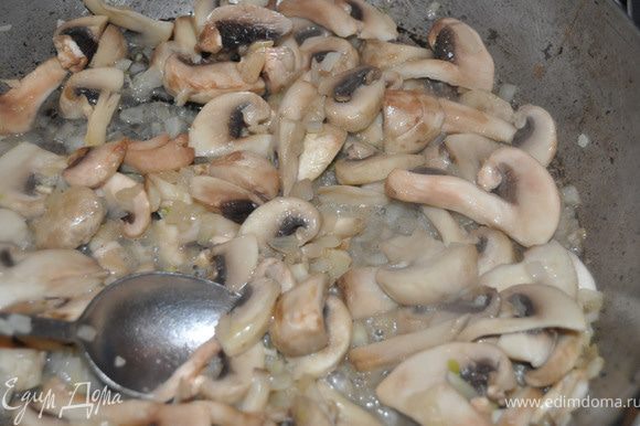 Лук и грибы обжарьте в сливочном масле, посолите и поперчите.