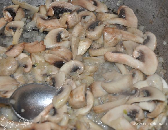 Лук и грибы обжарьте в сливочном масле, посолите и поперчите.