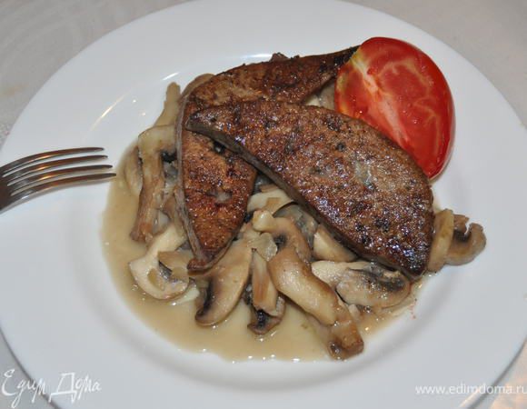 Добавьте к луку с грибами печень и потушите 2–3 минуты.