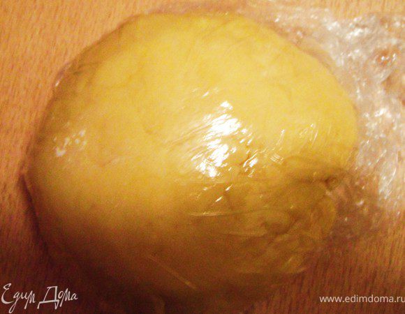 Всыпать муку в миску, добавьте масло и порубить до состояния крошек. Добавить желток, сок лимона в мучную смесь и перемешать. Если тесто будет жестковатое, добавьте несколько ложек ледяной воды. Тесто хорошенько вымесить, скатать в шар, в пищевую пленку и в холодильник на 30 минут. 
 
