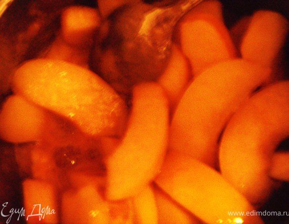 Айву порезать на дольки и добавить в сироп. Готовить 8, 10 минут.