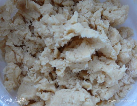 Муку просеять смешать с разрыхлителем.Добавить яйцо,сахар,сольмягкое сливочное масло.Перемешать,тесто должно быть чуть рассыпчатым.