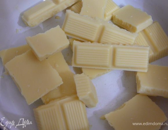 Шоколад разломать и растопить на водяной бане.