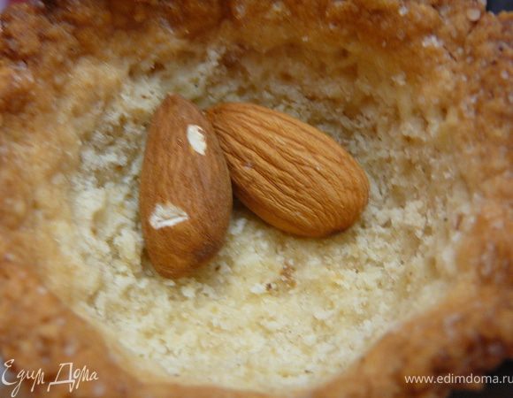 В тарталетку выложить пару орехов .