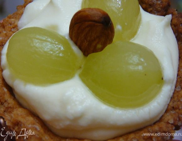 Сверху украсить ягодами чищенного винограда,без косточек и миндалем.Перед подачей поставить тарталеки в холодильник на 1 час.