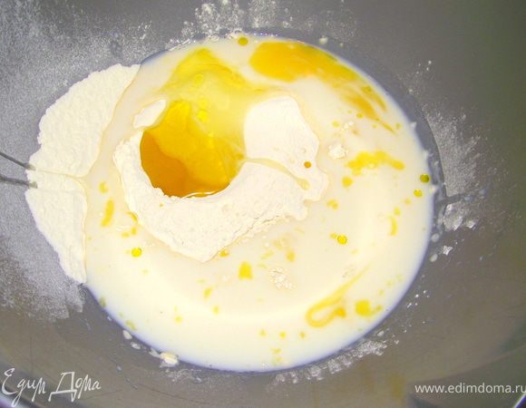 Муку просейять добавить яйцо, молоко, оливковое масло. Всё тщательно перемешать. Подсыпать дополнительное количество муки, столько сколько возьмёт тесто, оно должно получится очень эластичным и мягким(приятным на ощупь).