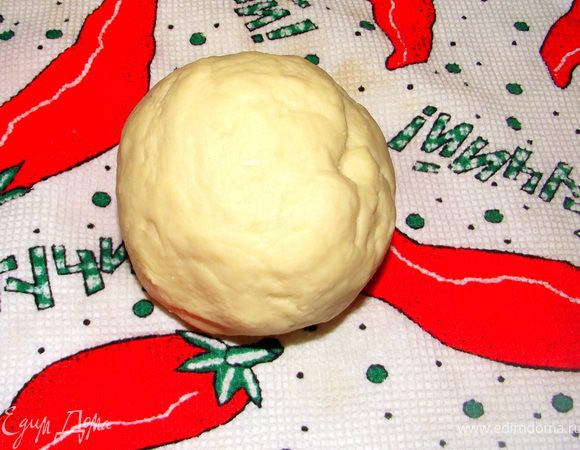 Месить тесто 15 минут, после чего завернуть во влажное полотенце и дать отдохнуть 30 минут.