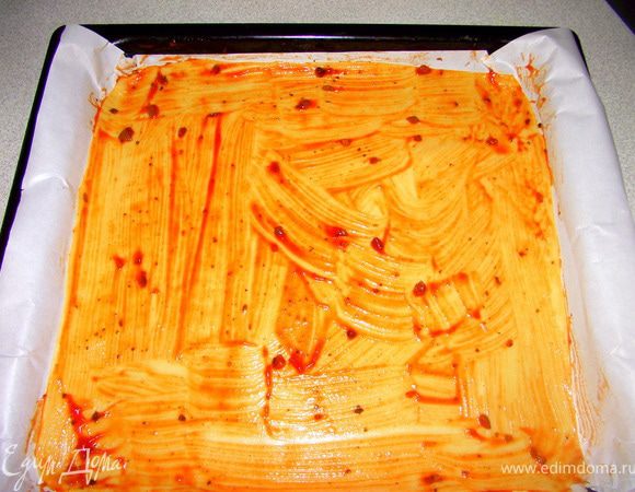 Смазать тесто соусом.